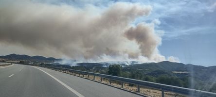 Спешно търсят доброволци за гасене на пожара край Струмяни