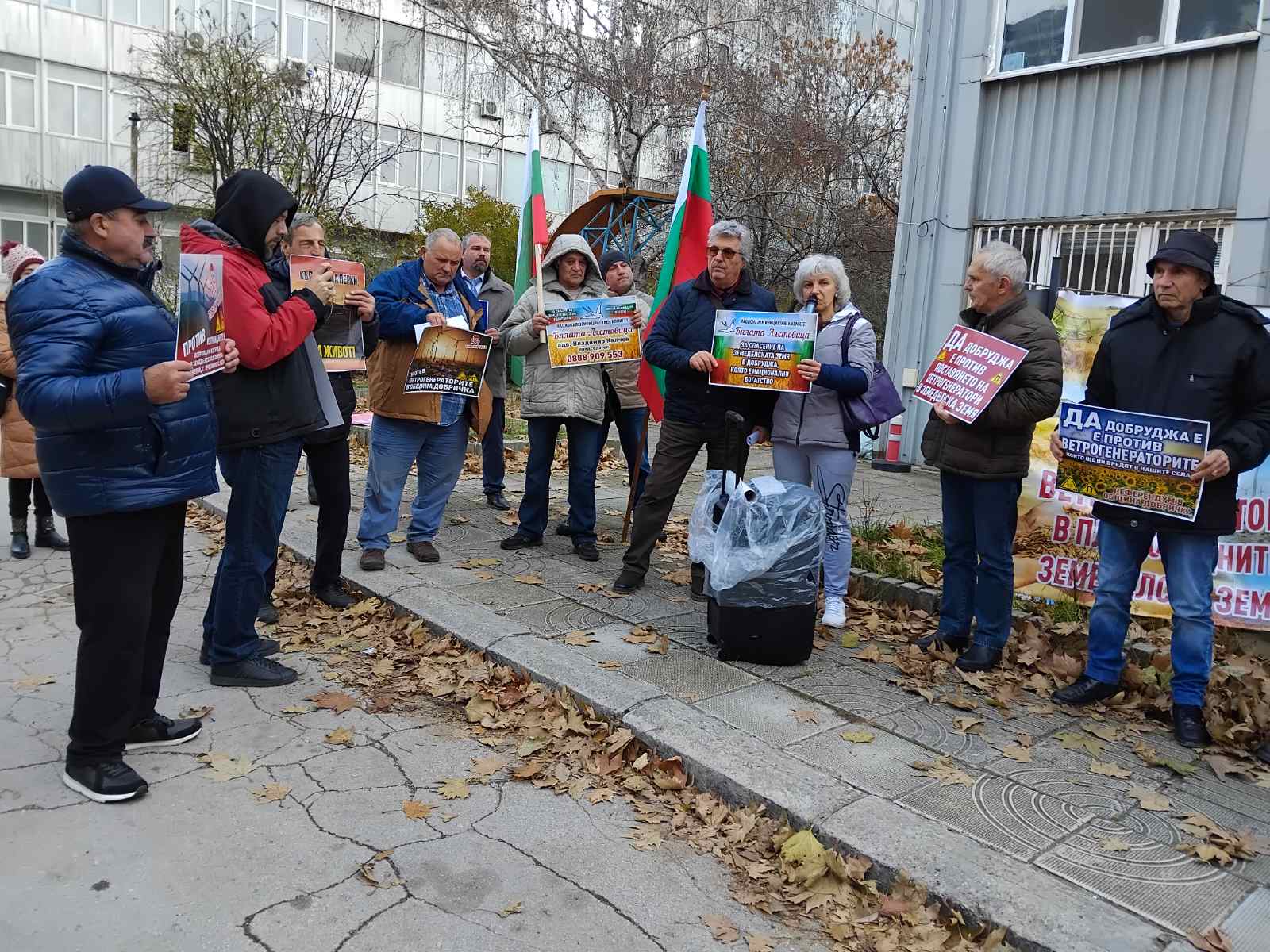 Протестиращи срещу изграждането на ветрогенераторни паркове искат национален референдум