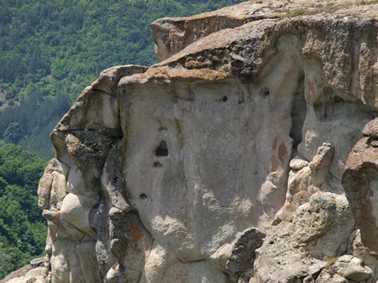 Скалните феномени се намират край село Дъждовница
