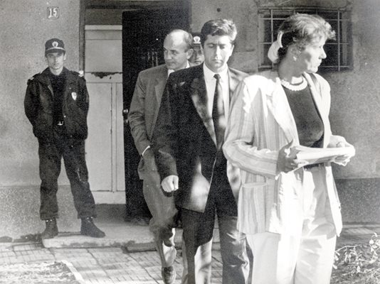 2 октомври 1996 г. Елена Поптодорова, Георги Първанов и Филип Боков излизат от блока на Андрей Луканов. Часове по-рано бившият премиер е убит.