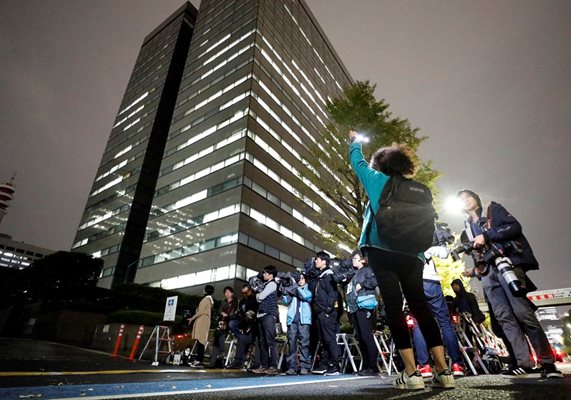 Медии се събраха пред сградата на "Нисан мотър" в Токио