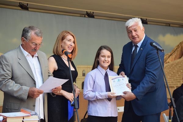 Кметът Здравко Димитров награди призьорите в състезанието. 