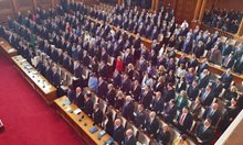 5-има депутати не дойдоха за първия работен ден, "Възраждане" седнали на химна на ЕС