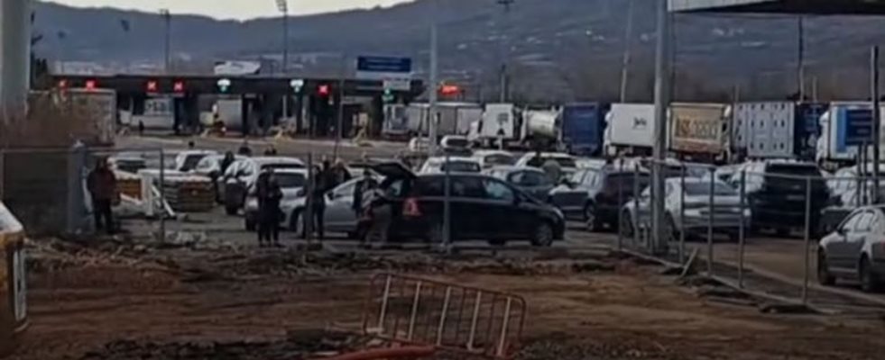 Опашки от коли и автобуси се извиха на ГКПП Калотина в събота. КАДЪР: БНТ