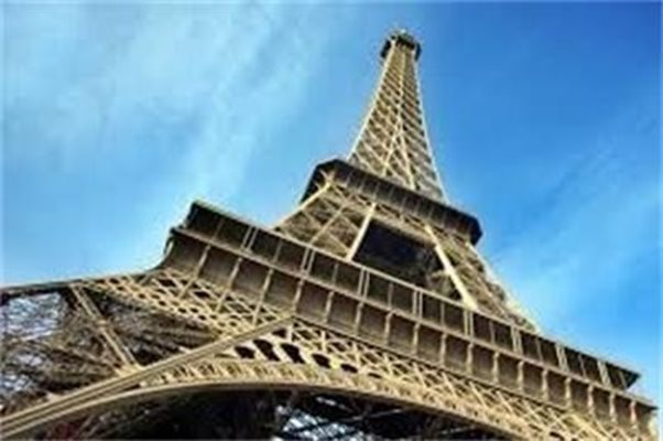 Властите в Париж се опитват да ограничат рекордното замърсяване на въздуха.
