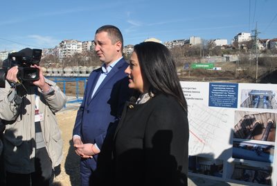 Кметът Портних и министър Павлова наскоро откриха клон от канализацията на кв. "Аспарухово"