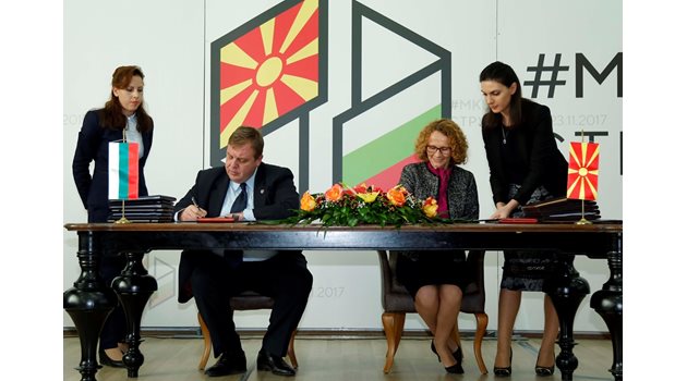 Военните министри Красимир Каракачанов и Радмила Шекеринска подписаха споразумение за обучение на македонски танкисти.
