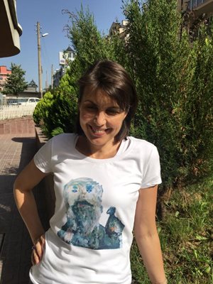 Майката на Ани - Любка Качакова, позира с една от тениските / Снимки: Личен архив