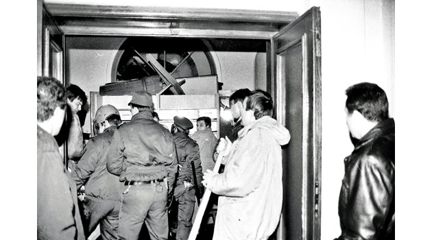 На 10 януари 1997 г. протестиращи пробиха охраната и щурмуваха парламента.