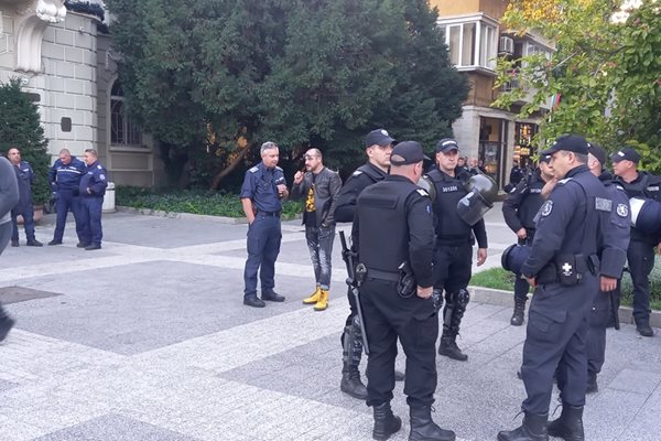 Полицаи отцепиха сградата на община Пловдив заради протеста на привържениците на "Ботев", който не е разрешен. Снимки: Авторът