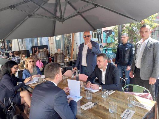 Иван Гешев, говорителката му Сийка Милева и придружаващите ги пловдивски прокурори се разходиха в квартал "Капана" и седнаха в едно от заведенията.