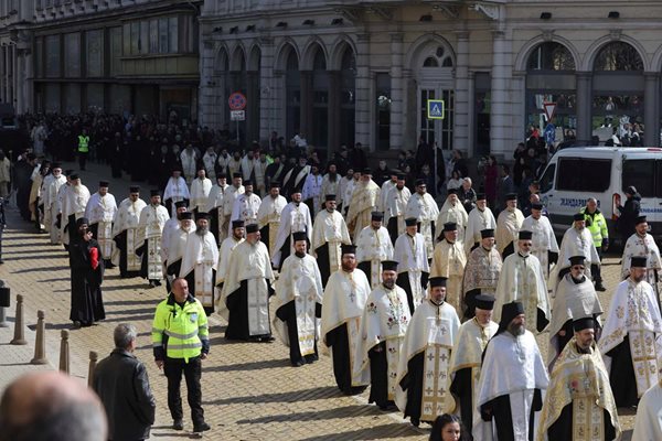 Свещеници от цялата страна участваха в процесията.