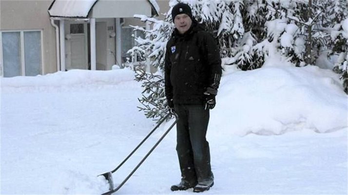 А новият президент Нийнистьо сам чисти снега пред дома си
