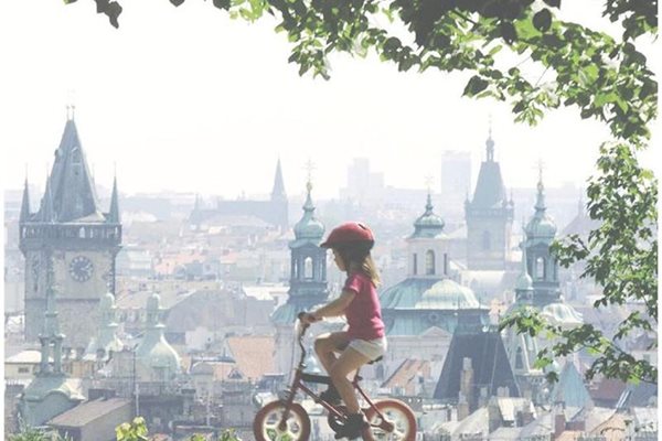 Момиченце кара колело в парка “Летна” над старата част на чешката столица.
СНИМКИ: РОЙТЕРС