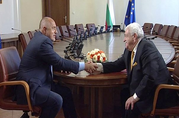 Премиерът Бойко Борисов поздравява Михаил Гусман от ТАСС преди началото на интервюто.
