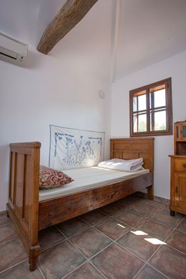 Интериорът в стаите е в типичен за началото на XX век стил.