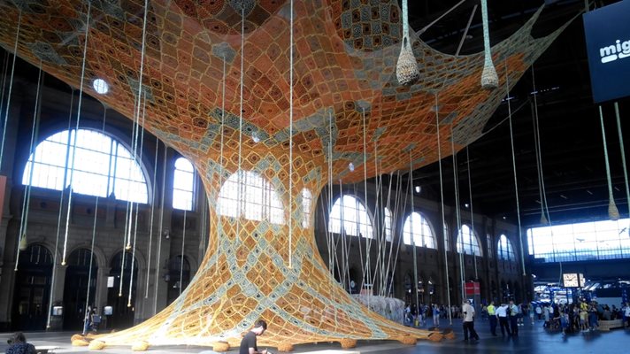Така изглежда 150-годишната централна гара на Цюрих след инсталирането на плетеното  “Дърво на живота”.  СНИМКИ: АВТОРЪТ