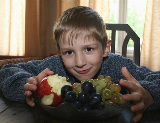 На масата винаги трябва да има измити плодове или зеленчуци, от които детето да си похапва.