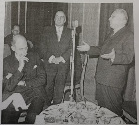 Тодор Живков държи реч пред посланици от дипломатическите мисии в София, приемът е в резиденция “Врана”. Вляво е сър Уилям Харпър.