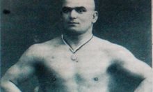 Шампионът по борба Ферещанов става полицай. След 1944 г. взривяват шашка динамит в устата му