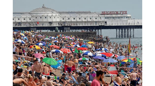 Високите температури напълниха плажовете дори във Великобритания през 2020 г.

СНИМКИ: РОЙТЕРС