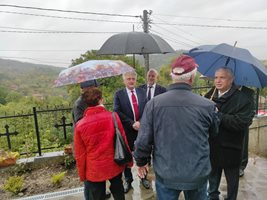 Вътрешният министър Бойко Рашков е в с. Скребатно за храмовия празник на църквата.