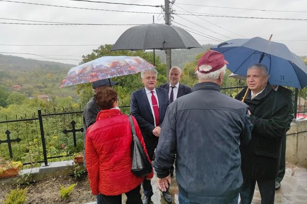 Вътрешният министър Бойко Рашков е в с. Скребатно за храмовия празник на църквата.