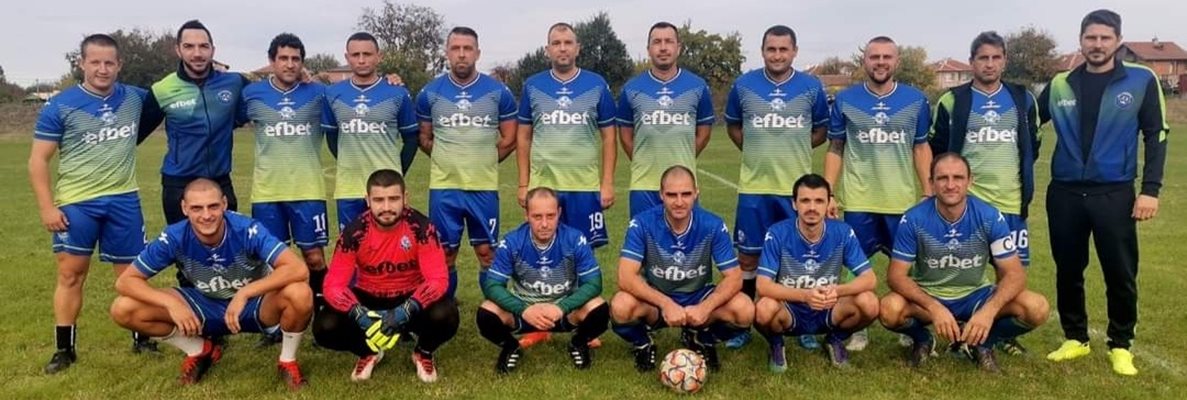 ФК “Равнец” от сезон 2021/2022, когато завърши на второ място в бургаската “Б” окръжна група, макар основното за отбора е удоволствието от събирането заедно.