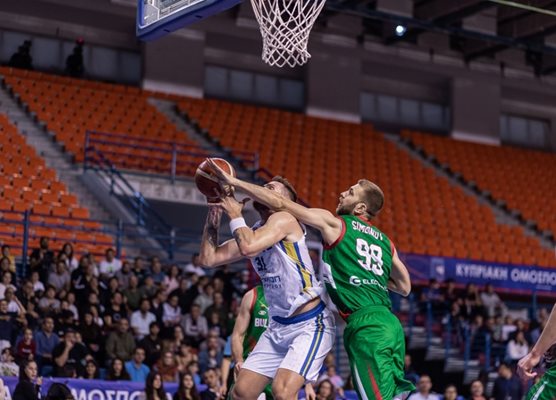 Алекс Симеонов опитва да спре атаката на Киприанос Марагкос в мача в Никозия. Снимка: FIBA