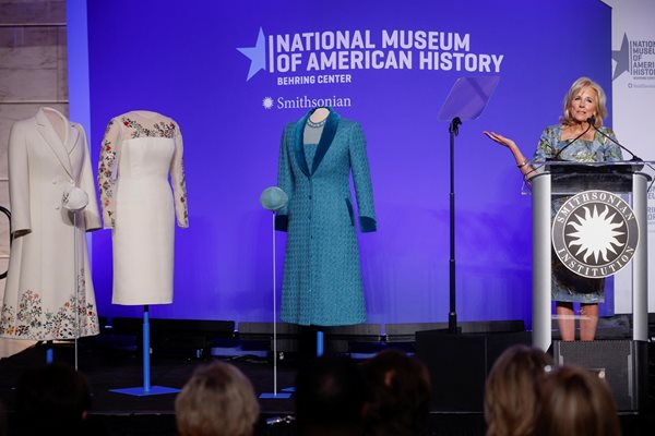Роклите на Джил Байдън бяха изложени във Вашингтон като част от изложбата "Колекция на първите дами" СНИМКИ: Ройтерс