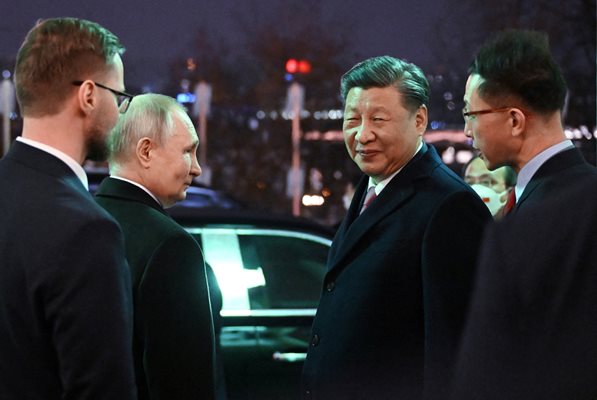 Руският президент Владимир Путин изпраща китайския си колега Си Дзинпин след официалната му визита в Моска СНИМКА: Ройтерс