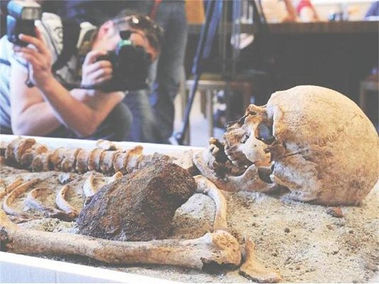 Антрополози ще възстановят главата на прободения с копие, за да не вампиряса скелетът, открит в Созопол.
