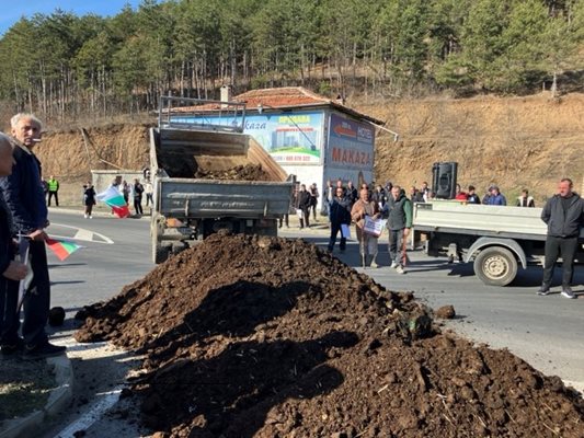 С барикада от горяща слама и кравешка тор фермери блокираха пътя за Гърция
СНИМКА: Ненко Станев