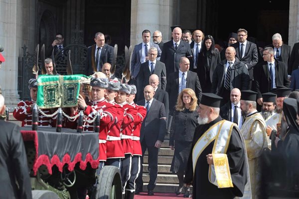 Гвардейци пренесоха на ръце саркофага с тялото на патриарха.