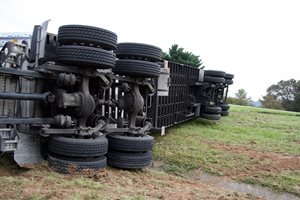 Обърнат тир затвори пътя за Шумен след село Прилеп