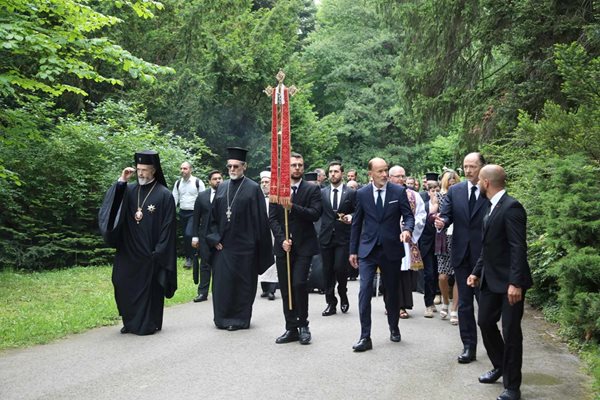 Посрещат тленните останки на цар Фердинанд I в двореца "Врана" СНИМКА: Юлиян Савчев