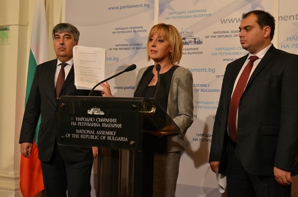 Мая Манолова дава изявление от името на БСП, че президентът е нямал право да внесе искането си за референдум преди 18 юни.