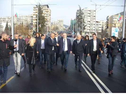 Премиерът Бойко Борисов се разходи за малко по обновления надлез, на който дойде с джип, шофиран от самия него.