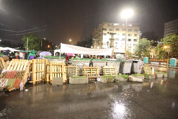 Протестиращите заградиха Орлов мост с контейнери за боклук, палети и кашпи с цветя.