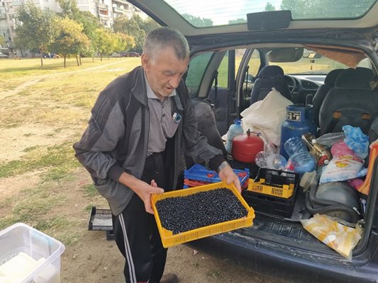 През лятото Муса предлагаше диви боровинки.