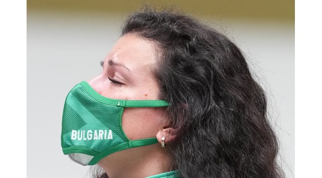 Сълзите на щастието се стичат по бузите на Антоанета Костадинова и попиват в предпазната маска с надпис Bulgaria след спечеления сребърен олимпийски медал в Токио. СНИМКА: ЛЮБОМИР АСЕНОВ, LAP.BG