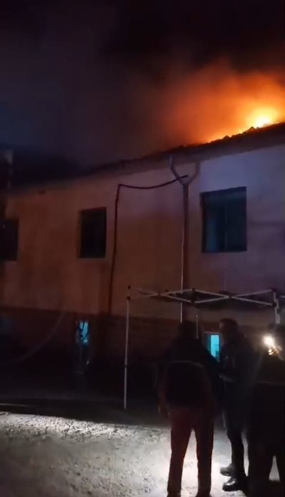Кадър от пожара в дома за стари хора в Рояк