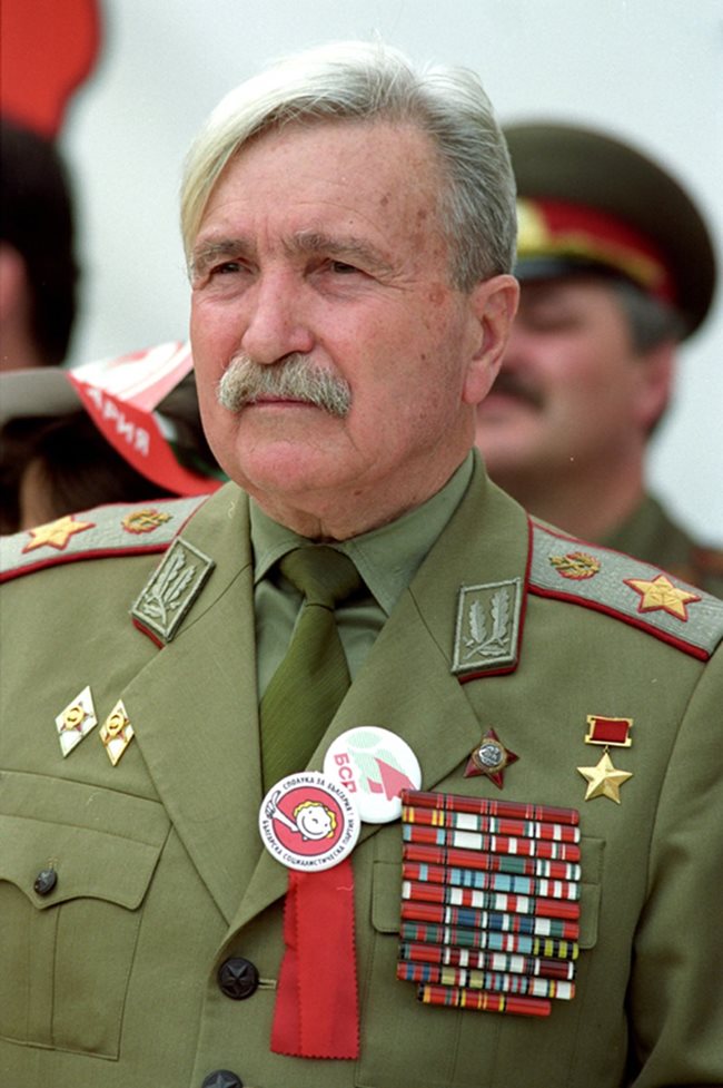 Добри Джуров е министър на отбраната в периода 1962-1990 г.