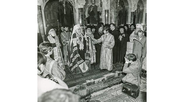 Патриарх Максим отслужва празнична литургия.