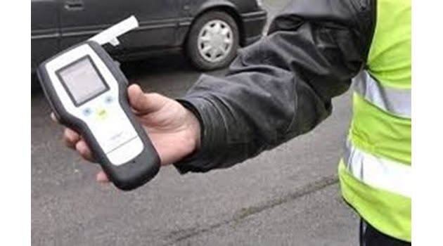 40-годишен шофьор от Ветово, задържан с 1,69 промила алкохол, блъсна и влачи с колата си един от полицаите, спрели го за проверка СНИМКА: Архив