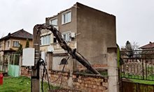 Стихиен вятър отнесе покриви, счупи стълбове и потроши коли във Враца