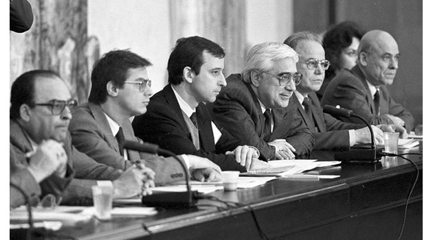 Секретната операция "Възраждане": Луканов реди списъците с лидерите след 10. 11. 1989 г.