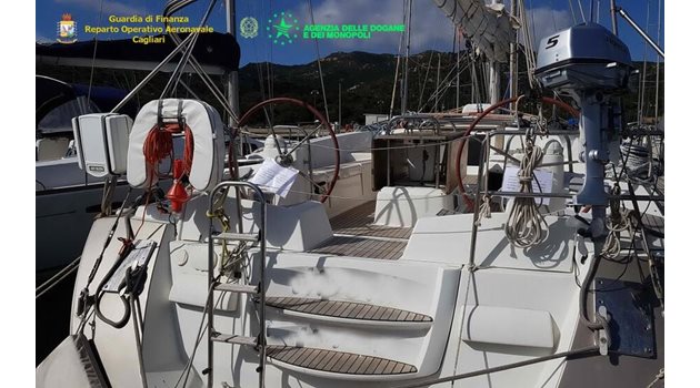 Яхтата на българския мениджър, запорирана в Сардиния СНИМКА: Италианската митническа агенция



