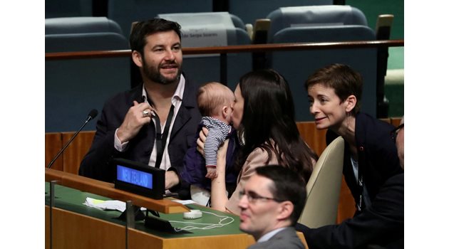 След шестседмично майчинство Джасинда се появи с бебето на заседание на Генералната асамблея на ООН. 
