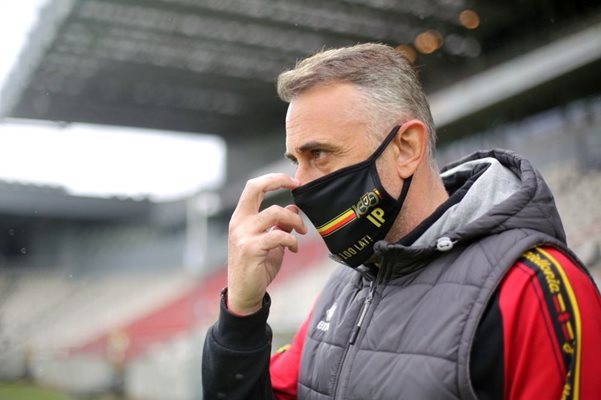 Треньорът носи маска със свои инициали / Снимки: Официален сайт на ФК „Ягелония“